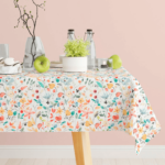 Hvid borddug med pastel blomster