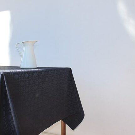 Borddug acrylcoated i sort damask.