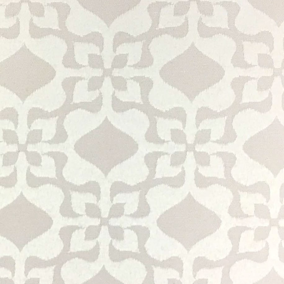 Rund hvid damask dug. Stilfuld og klassisk borddug. Damaskvævningen bidrager til et smukt mønster. Dug i særklasse, adskiller sig fra læredsvævede duge.