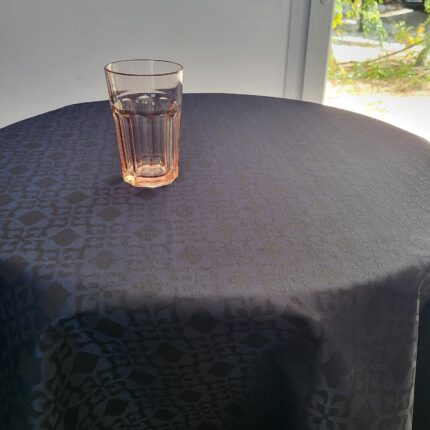 Fin rund jacquardvævet dug i sort. En stilren akrylcoated tekstildug. Special væve teknik frembringer dette smukke jacquard / damask mønster. Leveres på rør.