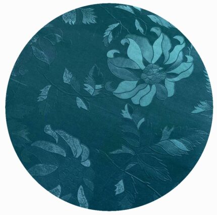 Blå dug til rundt bord. Fine duge til din borddækning - imiteret jacquardvævede og damask vævede. Perfekte og praktiske både ude og inde.